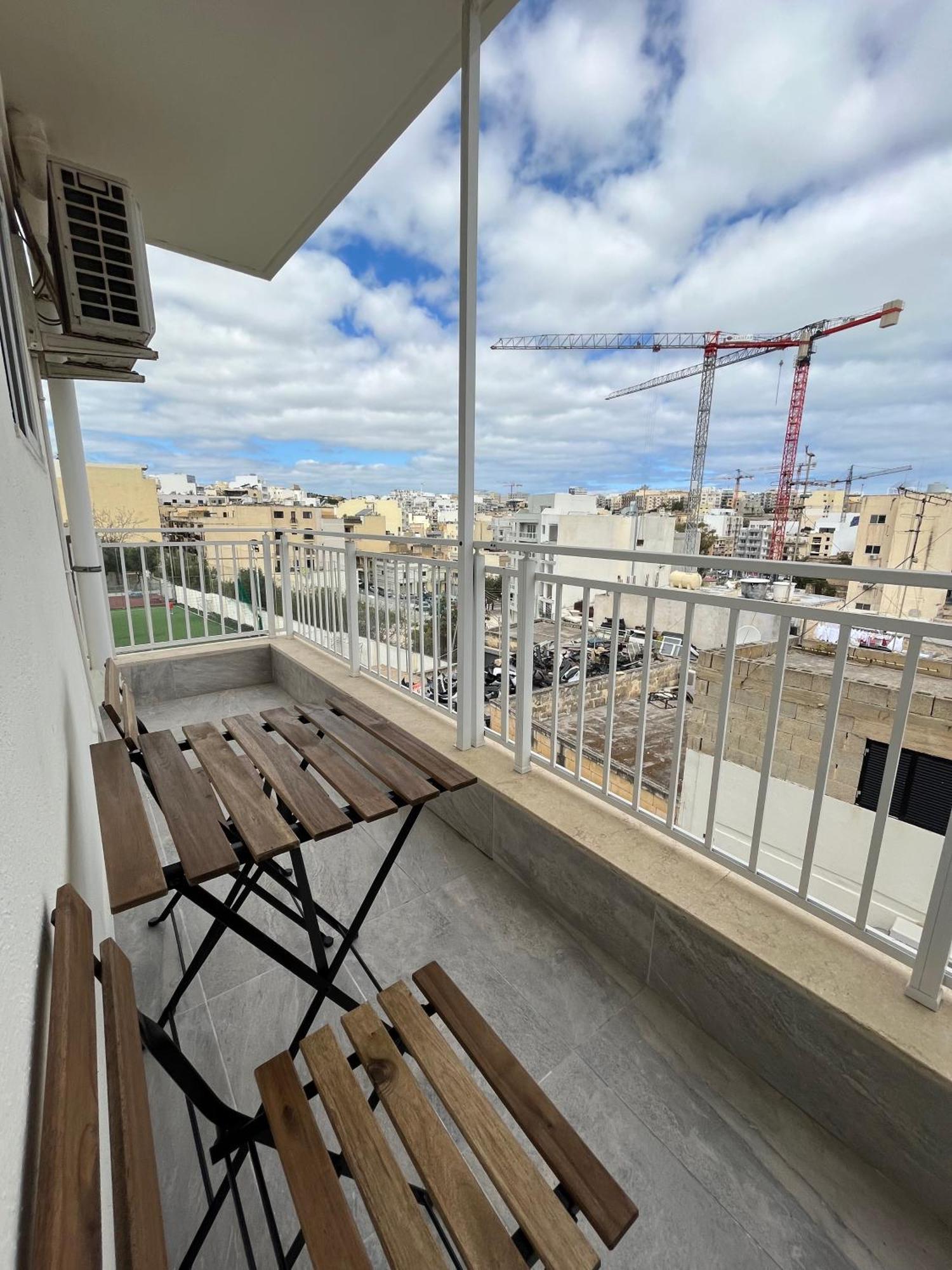 F5 Room 1, Private Double Room With Private Bathroom And Balcony In Shared Flat Msida Buitenkant foto
